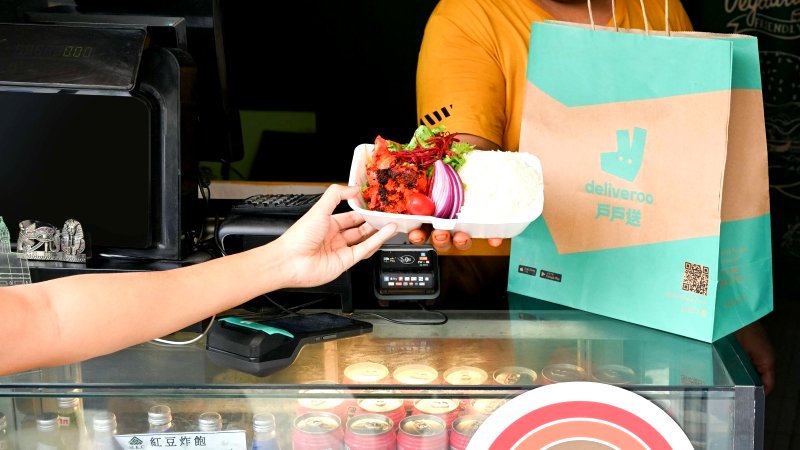Deliveroo HK and St. James’ Settlement join forces to combat food insufficiency in HK